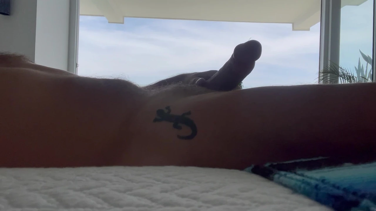 Трогаю себя, пока я жду