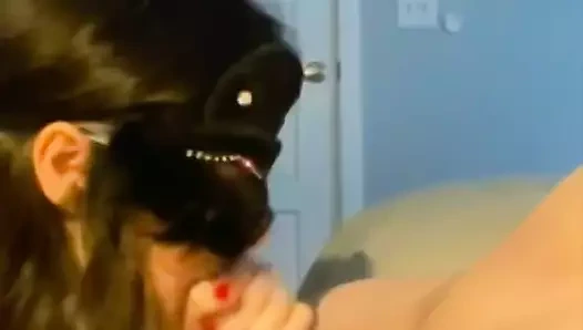 Erkek arkadaşı kapıdan içeri girdiğinde çaresizce gırtlağına kadar boşalmaya ihtiyaç var