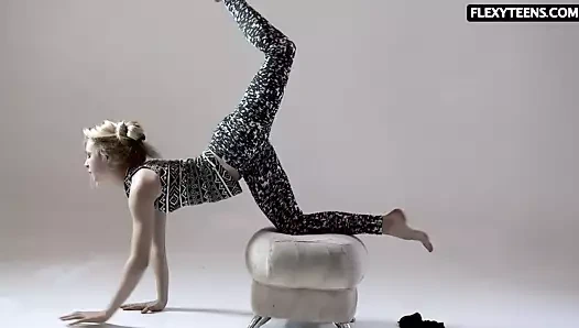 Seksi götlü jimnastikçi Rita