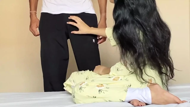 Pencaplı aç üvey anne Hintçe ve pencapçe sesli porno videosuyla sikişiyor