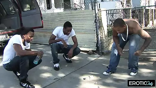 Sie zieht ihn ran und lässt sich voll ausfüllen