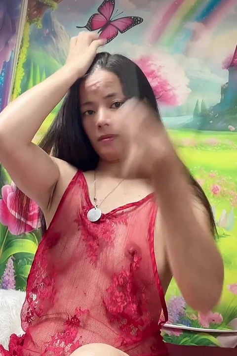 Hana yeni güne başlamak için saç makyajı yapıyor