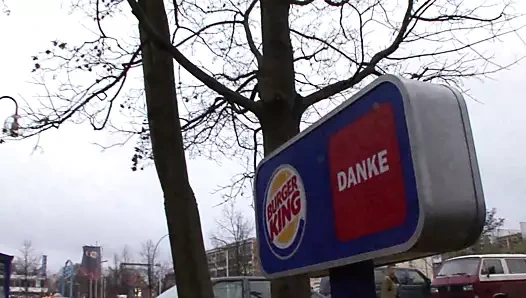 Ateşli sarışın sürtük büyük sert yarağa nasıl binileceğini biliyor