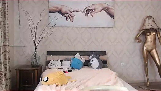 İştah açıcı kız kamerada azgın ve çıplak vücudunu okşuyor