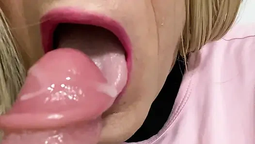 Travesti Transeksüel Yarağa Ve Amına Eller Serbestçe Boşalıyor Ve Sonra Dölü Yalıyor