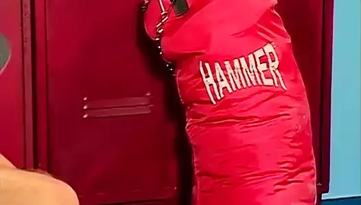 Kaslı boksörler büyük musluklar jab ve kanca üçlü at the spor salonu