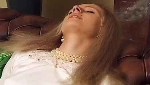 Tombul Fransız kadın kesilmiş amına sıcak boşalmanın tadını çıkarıyor