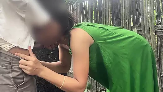 Kolkata hatun eğiliyor ve açık havada ağacın altında dölleniyor