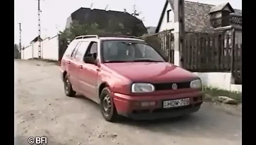 İç çamaşırlı olgun büyük bir erkek delisi