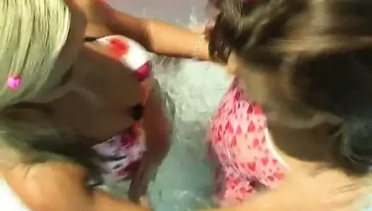 Lezbiyenler var eğlence ile bir yapay penis at havuz parti