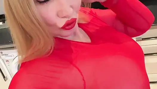 Sophie James Sweaty ve Kontrolden Çıktı