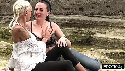 İki kız arkadaş, tatil tanıdıklarının bagajını emiyor