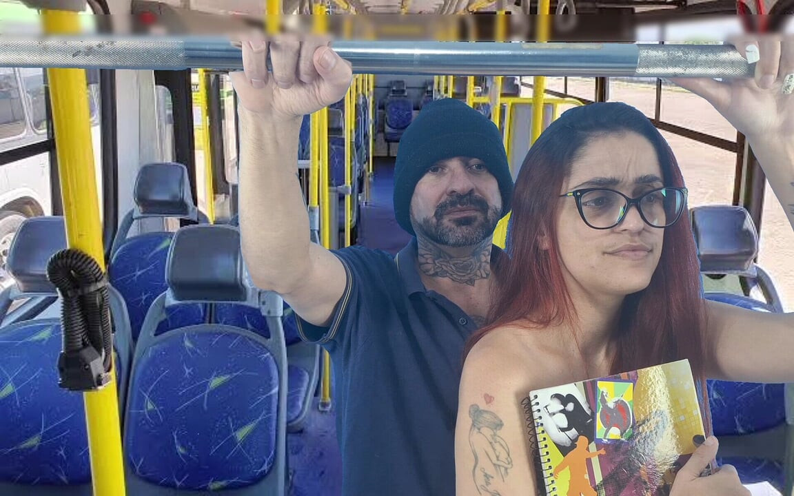 Toplu taşımada sikildim ve üstüme boşaldı ve götümü kremsi bıraktı