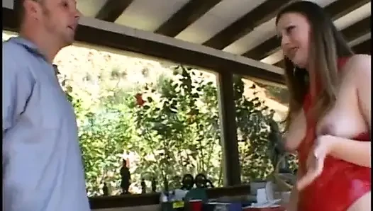 Kırmızı lateks kıyafetli harika memeli ve büyük keysterlı ateşli hatun Trista Post ilgiyle ikinci el satıcı tarafından tekrar oynatiliyor
