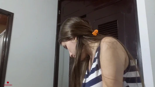 Masum yüzlü üvey kız kardeşim bana harika bir oral seks yapmasına izin vermemi istiyor