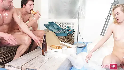 Seksi sarışın işçilerle sikişiyor