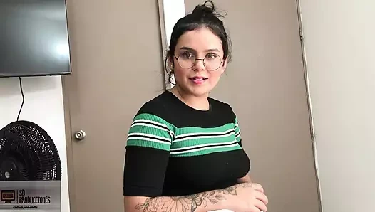 Zengin vücutlu sevimli küçük göt pembe amcığını oda komşusu tarafından sikiyor - İspanyolca porno