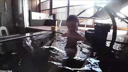 İri göğüslü güzel kadın özel onsen içinde ıslanıyor