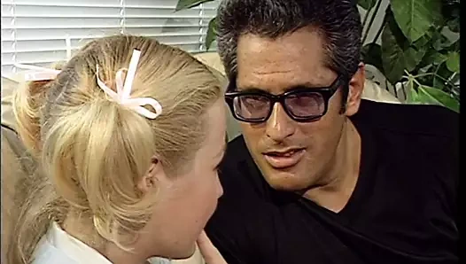 Sarışın kız öğrenci amcığıyla oynuyor