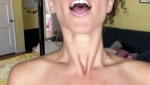 Tulumlu bir kızın nesi var?!? Bu biraz utangaç, bu da seni meme kasesine boşalmandan alıkoymuyor!