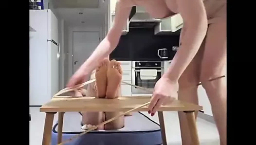 Hizmetçim emirlerime itaat etmediği için onu böldü