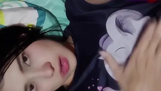 Amatör striptizci küçük amcığını doldurmam için bana yalvarıyor