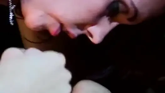 Mükemmel kızıl saçlı orta yaşlı seksi kadın sert sikişten sonra göğüslerine döl püskürtüyor