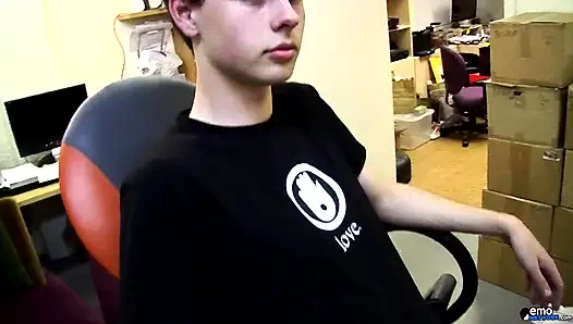 İş üstünde sikini okşuyor