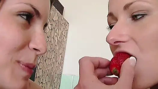 Altın amcıklar sahne 2_busty sarışın arkadaşıyla sert sikişmeyi seviyor