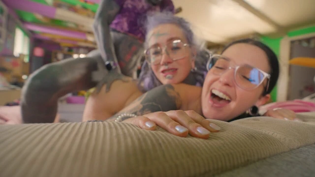 Gözlüklü iki gotik kız üçlü anal bakış açısı - sakso, atm, atogm