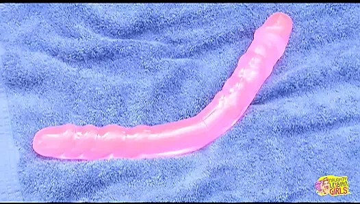 havuz kenarında iki harika lezbiyen uzun iki uçlu dildo paylaşıyor