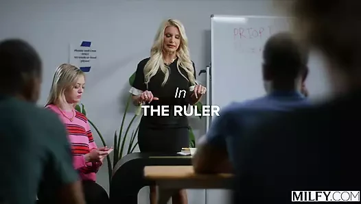 Orta yaşlı seksi öğretmen öğrencisinin büyük zenci yarağını ateşli üçlü grup sekste yutuyor