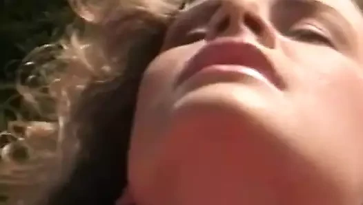 Klasik orta yaşlı seksi kadında büyük memeler ve göt