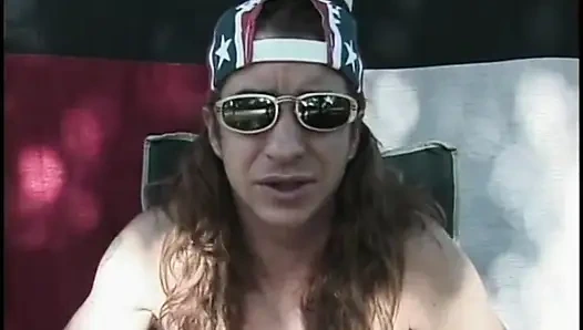 Adam yarağını ve göt deliğini sürtük tarafından yalatıyor