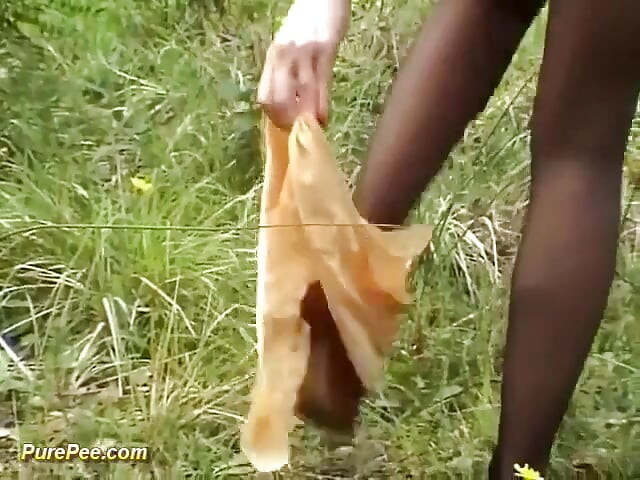 Açık havada sidik pantolonlu kadın