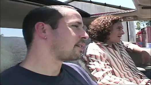 Kızıl saçlı bebek gölde çifte sikiliyor