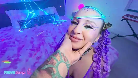 Parıltılı Alexandra Quintezz Brian'ı lazerle aydınlatılmış bir odada derine alıyor!