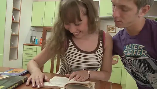 Sürtük genç kız vol için ilk kez sert harika anal sikiş