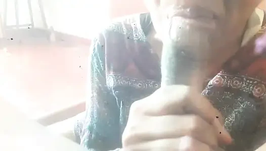 Hizmetçi yemek yaparken sikişiyor