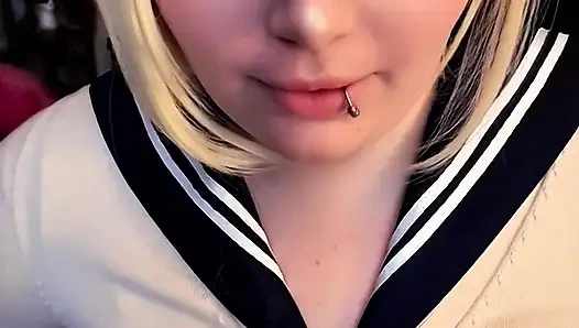 Toga seni elbiseyi geçmeye ikna ediyor