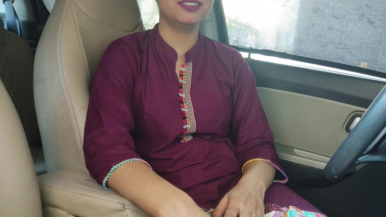 भारतीय सुंदर अमीर लड़की वीडियो कॉल में प्रेमी के साथ चुदाई कर रही है उसे निजी कार चालक के सामने बहकाती है आउटडोर जोखिम भरा वीडियो कॉल मैं