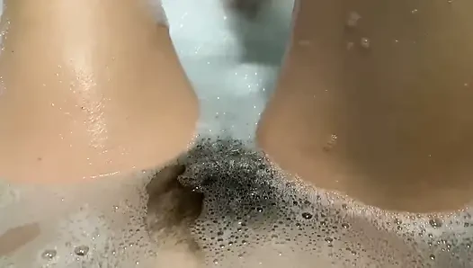 Волосатые заросли под водой в ванне