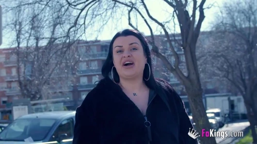 Yıllar sonra... sandra geri döndü ve hala kocaman göğüsleri var!