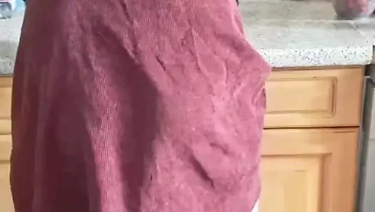 Minyon kız mutfak tezgahında ıslak amıyla mastürbasyon yapıyor ve sert boşalıyor