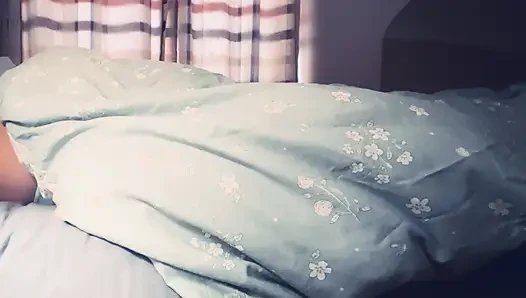 Baba annenin uyanmayı nasıl sevdiğini biliyor.. Güne en iyi şekilde fışkırtmasını sağlamak için iyi yalama ve parmakla sikiş