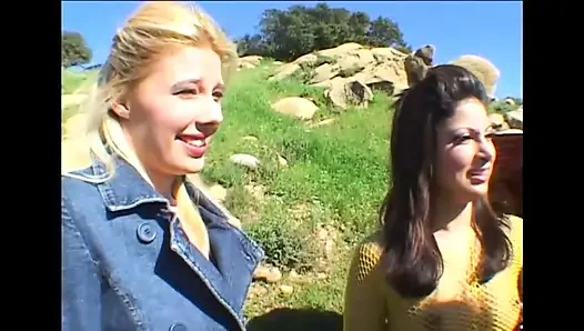 İki güzel genç biseksüel götünü sikiyor ve büyük bir yarakla ağzına boşalıyor