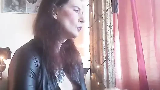 Isabella penis sikişinin tadını çıkarıyor