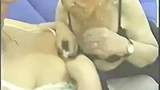 Orta yaşlı seksi kadın - amcık yemeyi seven 2 nine