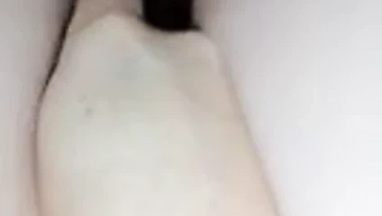 İskoç kız onu sıkı kedi ile oynuyor