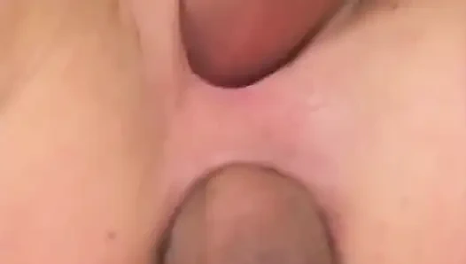 Spor salonunda orta yaşlı seksi kadın anal üçlü grup seks yapıyor